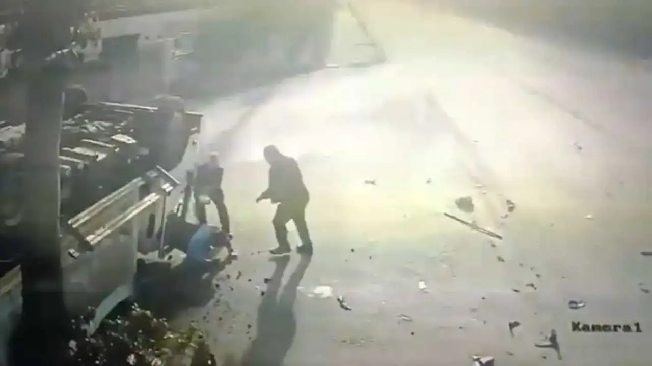 Alanya’da Çöp Kamyonu Çarpışma Sonrası Takla Atarak Devrildi 2